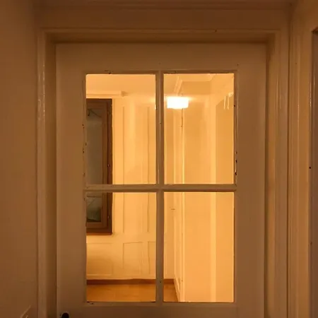 Simple Flat 64m2 Center Private Parking Small Bathroom 布格多夫